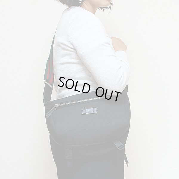 グッチ　ショルダーバック 353409 493492 ブラック／SIV金具　掛けたイメージ