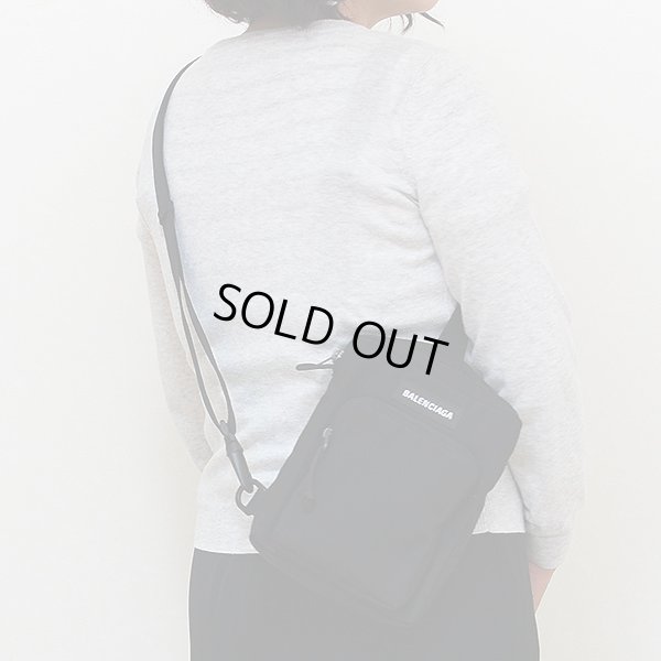 バレンシアガ エクスプローラー クロスボディバック 5936519TY45 1000 ブラック 掛けたイメージ