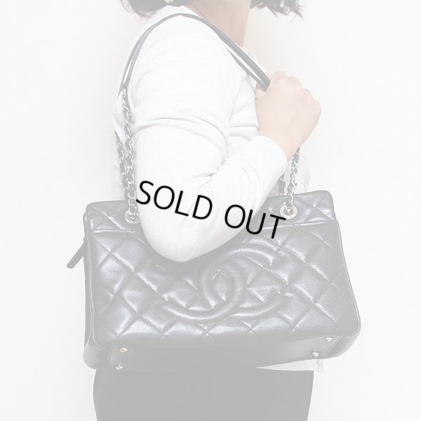 シャネル　チェーンショルダーバック ブラック／SIV金具　持ったイメージ