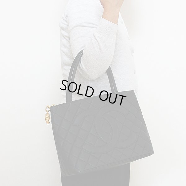 シャネル　復刻トートバック ブラック／ゴールド金具　持ったイメージ