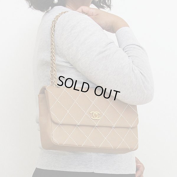 シャネル　ワイルドステッチ　チェーンショルダーバック　ベージュ／ゴー ルド金具　持ったイメージ
