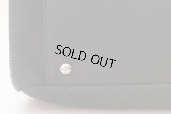 シャネル　チェーンショルダーバック ブラック／SIV金具　底拡大