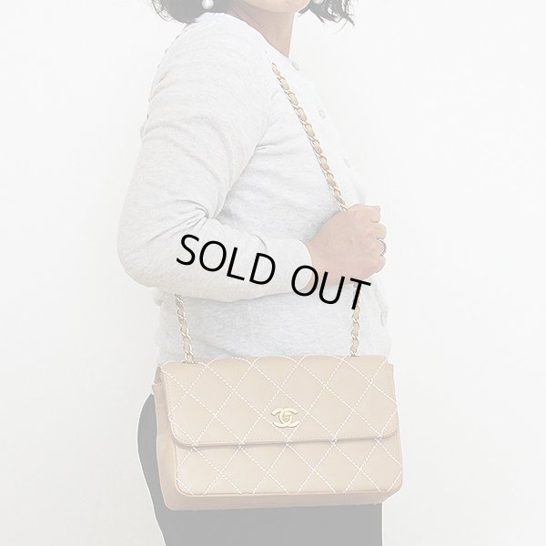 シャネル　ワイルドステッチ　チェーンショルダーバック　ベージュ／ゴー ルド金具　掛けたイメージ