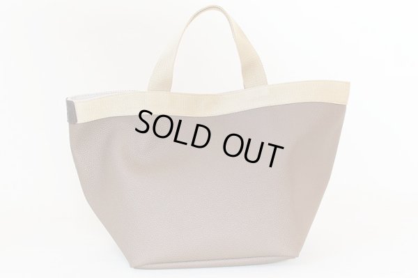 エルベシャプリエ リュクス舟型トートM 707GP トープ/ゴールド 裏面