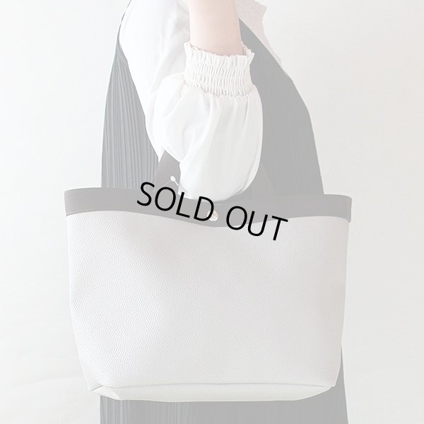 エルベシャプリエ リュクススクエアトートM 704GP マスティック/モカ 持ったイメージ