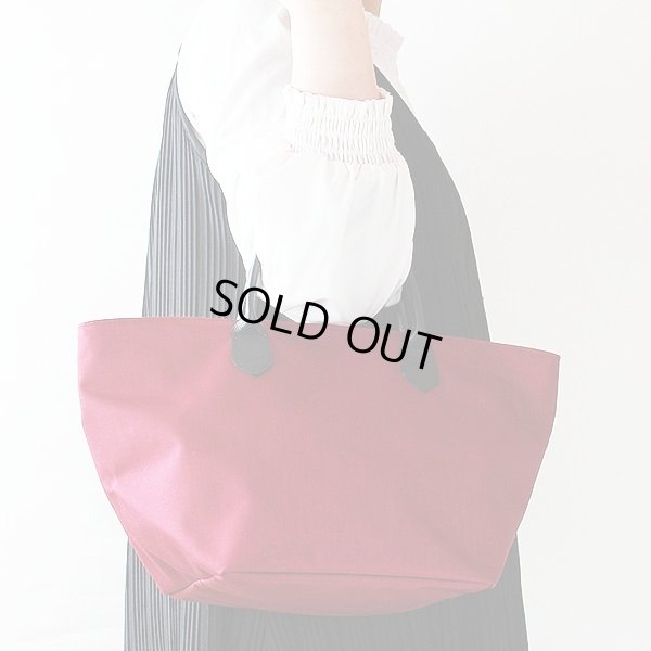 エルベシャプリエ レザーハンドル舟型トートM 1407C グルナディン 持ったイメージ