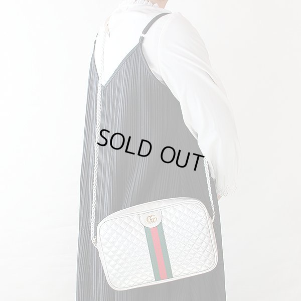 グッチ GGマーモント シェリーライン ショルダーバック 541051 493075 シルバー 掛けたイメージ