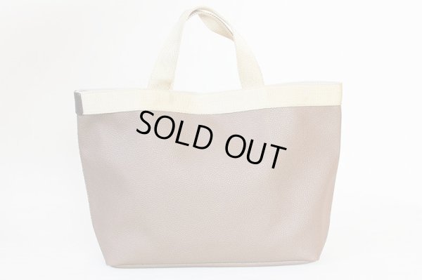 エルベシャプリエ リュクススクエアトートM 704GP トープ/ゴールド 裏面