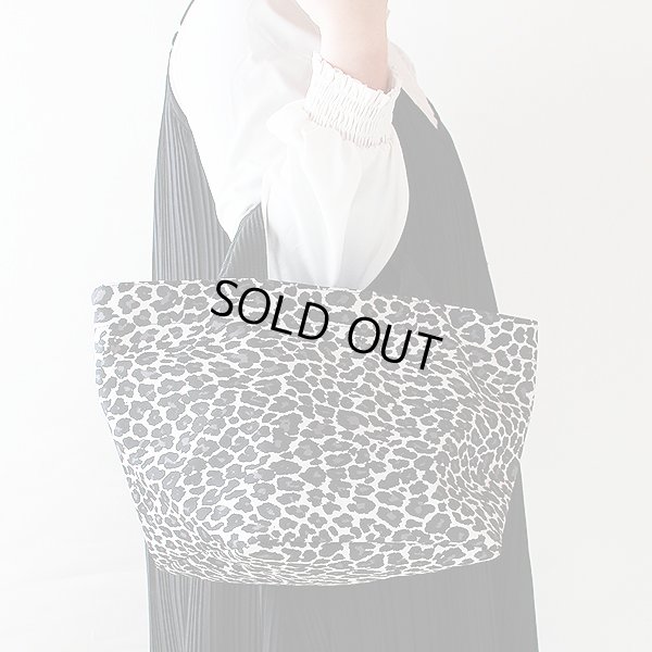 エルベシャプリエ ナイロン舟型トートM 1027F パンサーブラン 持ったイメージ