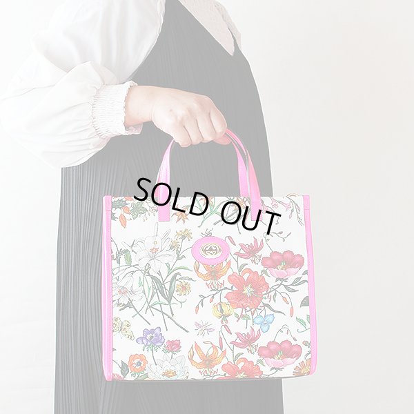 グッチ フローラ 2WAYショルダーバック 550141 520981 ピンク 持ったイメージ