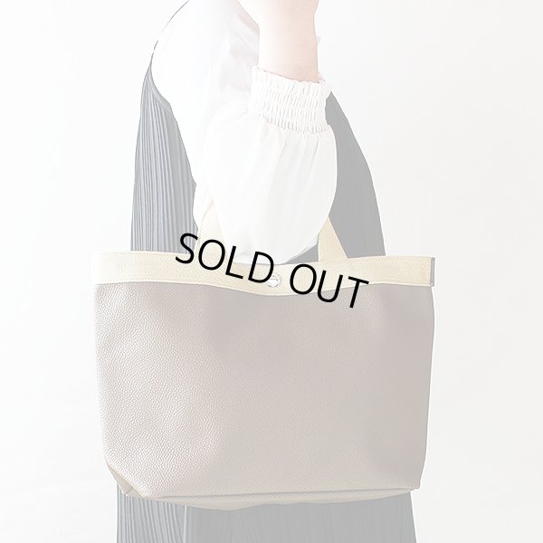 エルベシャプリエ リュクススクエアトートM 704GP トープ/ゴールド 持ったイメージ