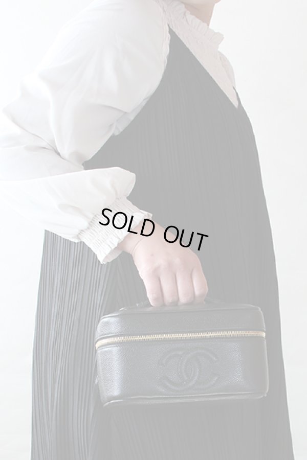 シャネル　バニティバック 横型 A01997 ブラック　持ったイメージ