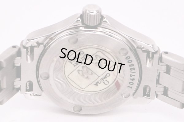 オメガ　シーマスター　２５８６．７０　Ｊマイヨール１９９８　イルカ緑文字盤　裏面拡大