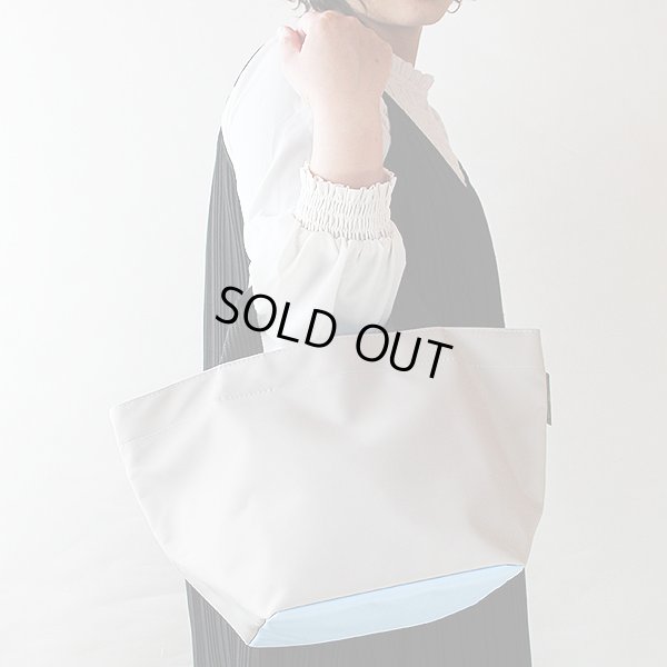 エルベシャプリエ　ナイロン舟型トートM 1027N　ナクル／ブルエ　持ったイメージ