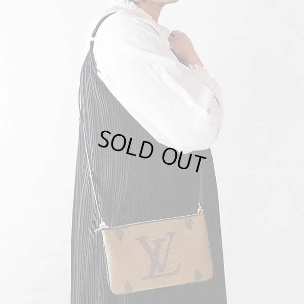 ルイ・ヴィトン ポシェット・ドゥーブル ジップ M69203 掛けたイメージ