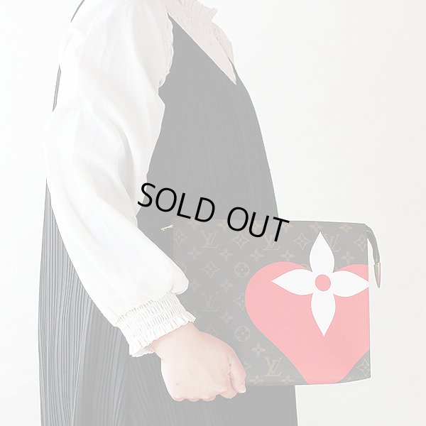 ルイ・ヴィトン　ポッシュ・トワレ26　M80282　持ったイメージ