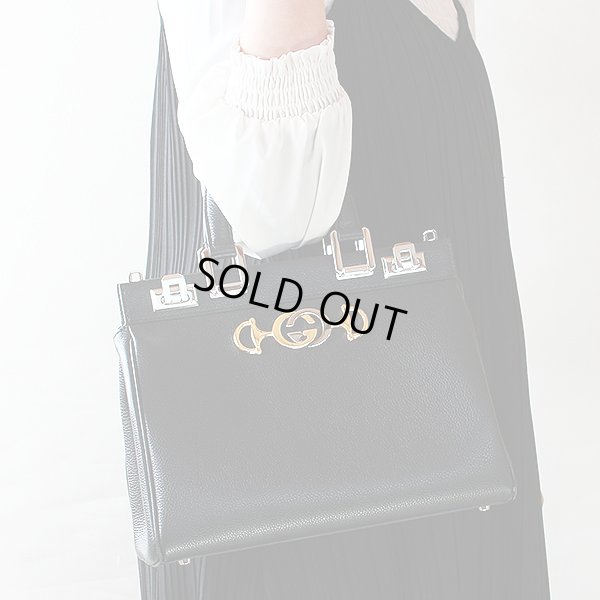 グッチ スモール トップハンドルバック 569712 498879 ブラック 持ったイメージ