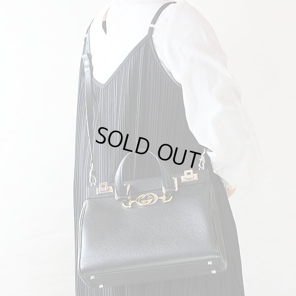 グッチ スモール トップハンドルバック 569712 498879 ブラック 掛けたイメージ