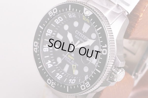 シチズン　ダイバー２００ｍＧＭＴ　ＢＪ７１１０－８９Ｅ　黒文字盤　サイド拡大