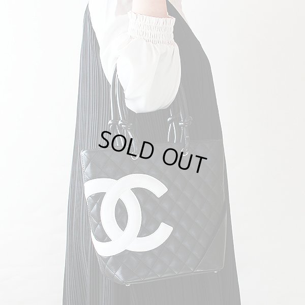 シャネル カンボンライン ミディアムトートバック ブラック/ホワイト 持ったイメージ