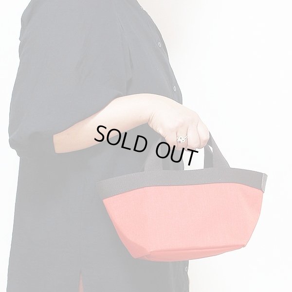 エルベシャプリエ コーデュラ舟型トートS 701C サンギーヌ/モカ 持ったイメージ