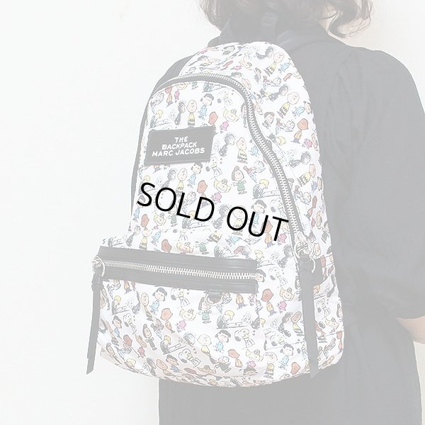 マークジェイコブス ラージ バックパック M0016562 ホワイト/スヌーピー  掛けたイメージ