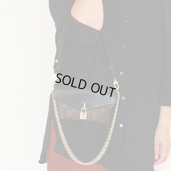 ルイ・ヴィトン　パドロック・オンストラップ M80559 ノワール　持ったイメージ