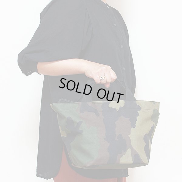 エルベシャプリエ ナイロン舟型トートM 1027W カモフラージュ 持ったイメージ