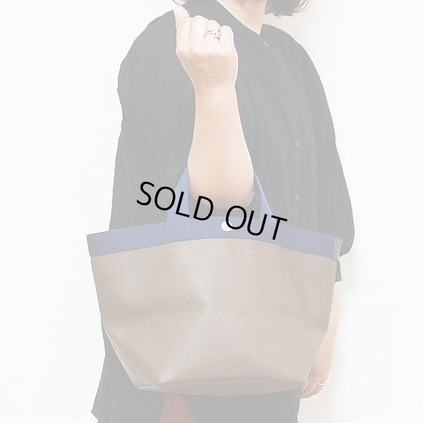 エルベシャプリエ リュクス舟型トートM 707GP トープ/ネイビー  持ったイメージ