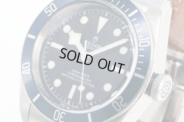 チューダー　７９２３０Ｂ　Ｑ１４３３８３　黒文字盤　紺ベゼル　サイド拡大