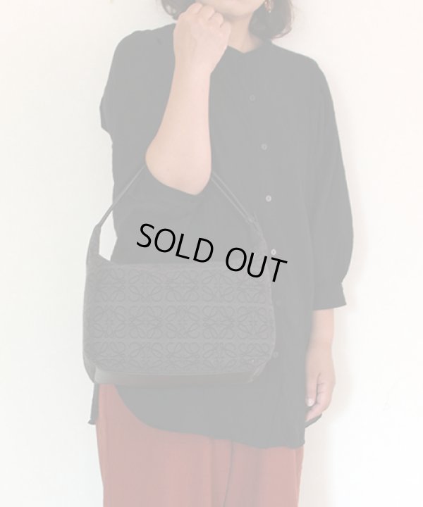 ロエベ アナグラム キュービィバック A906K68X04 ブラック 掛けたイメージ