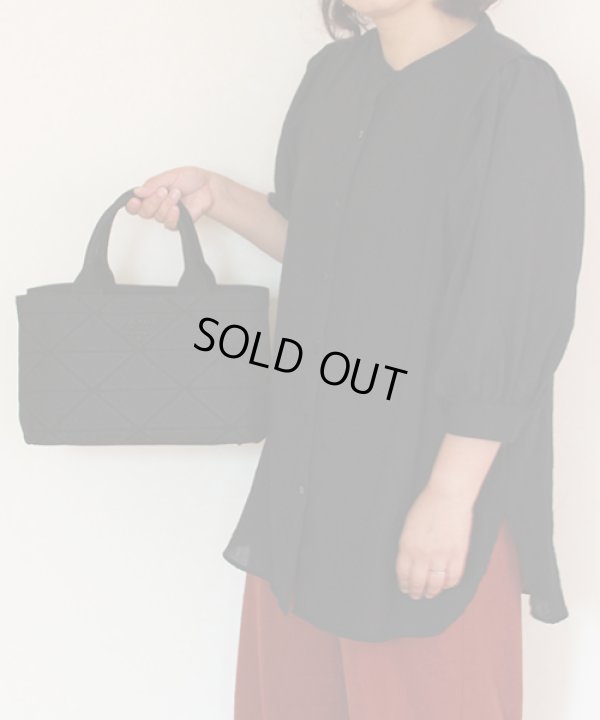 プラダ　カナパ　2WAYショルダーバック　TRIANGLE 1BG439 ブラック　持ったイメージ