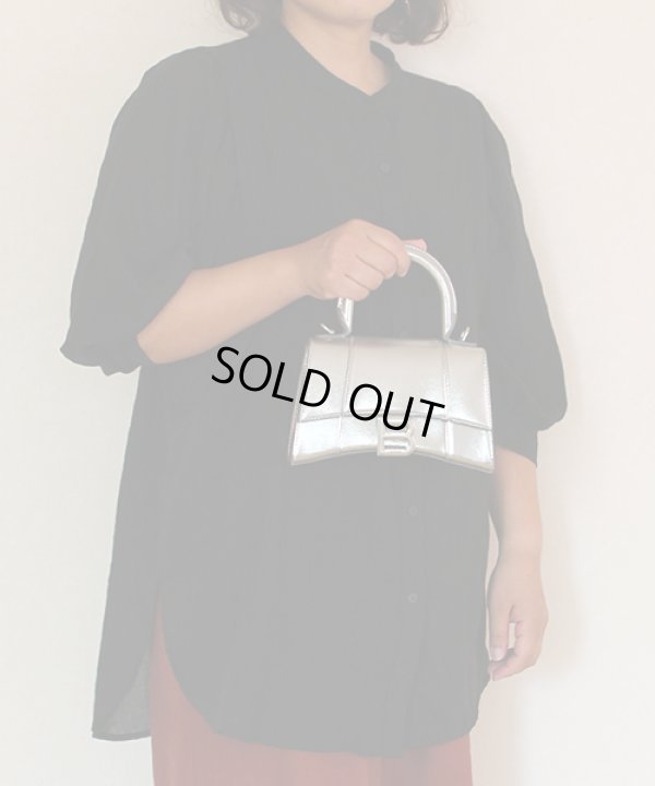 バレンシアガ　アワーグラスXS　トップハンドルバッグ　592833 メタリックシルバー　持ったイメージ