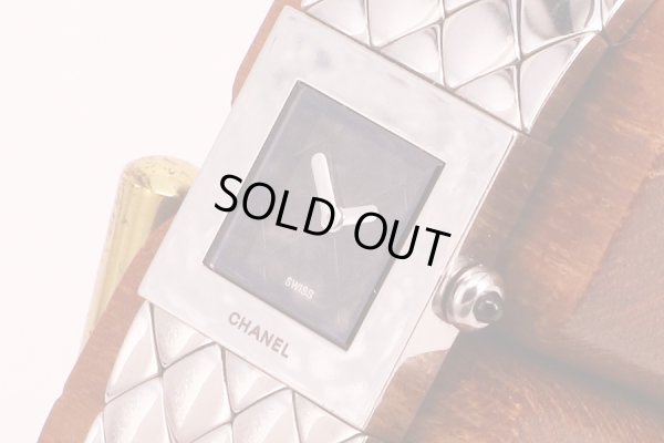 シャネル　マトラッセ　黒文字盤　サイド拡大