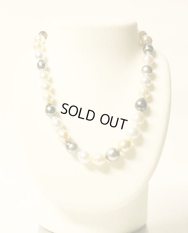 SV 変形マルチカラーパールネックレス 9.1-12.6mm　装着イメージ