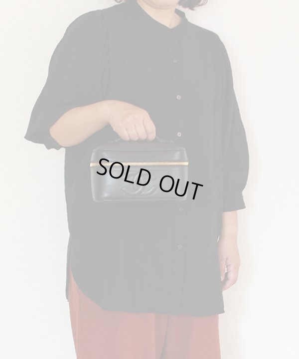 シャネル　バニティバック 横型 A01997 ブラック　持ったイメージ