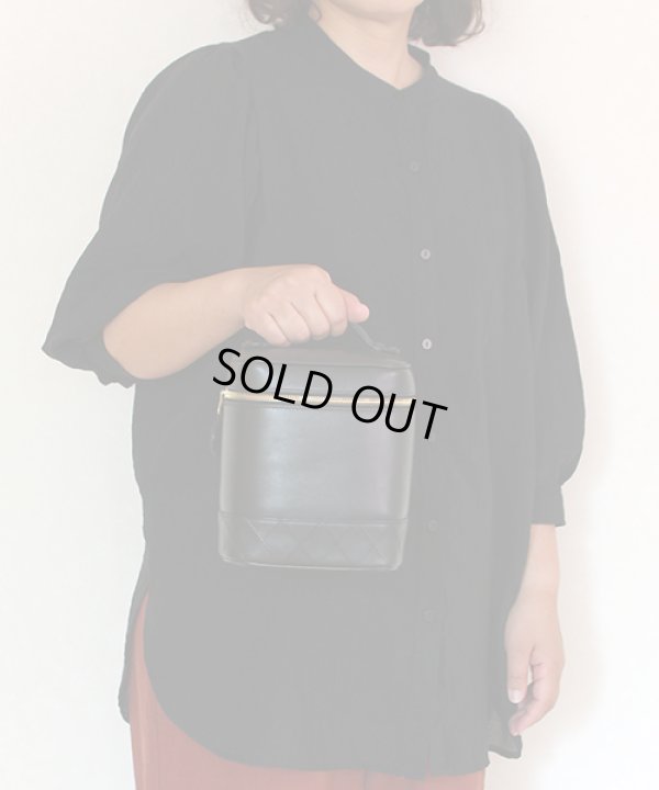 シャネル　ビコローレ バニティバック 縦型 ブラック　持ったイメージ