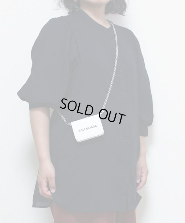 バレンシアガ　三つ折り財布 キャッシュチェーンミニウォレット 618145 1IZI3 9060 ホワイト　掛けたイメージ