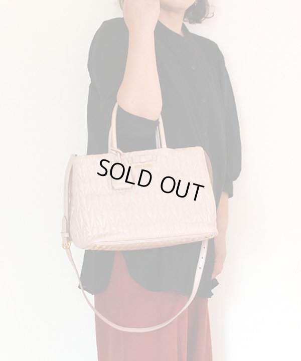 ミュウミュウ 2WAYハンドバック RN1096 CIPRIA ピンクベージュ 持ったイメージ