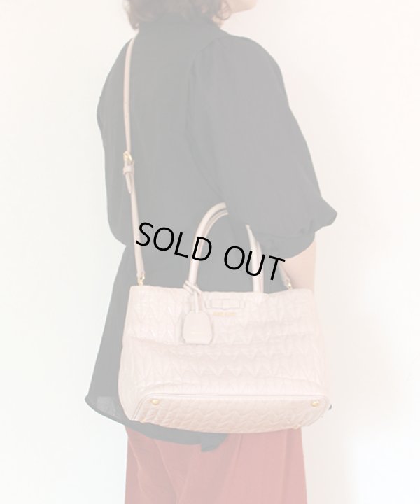 ミュウミュウ 2WAYハンドバック RN1096 CIPRIA ピンクベージュ 掛けたイメージ