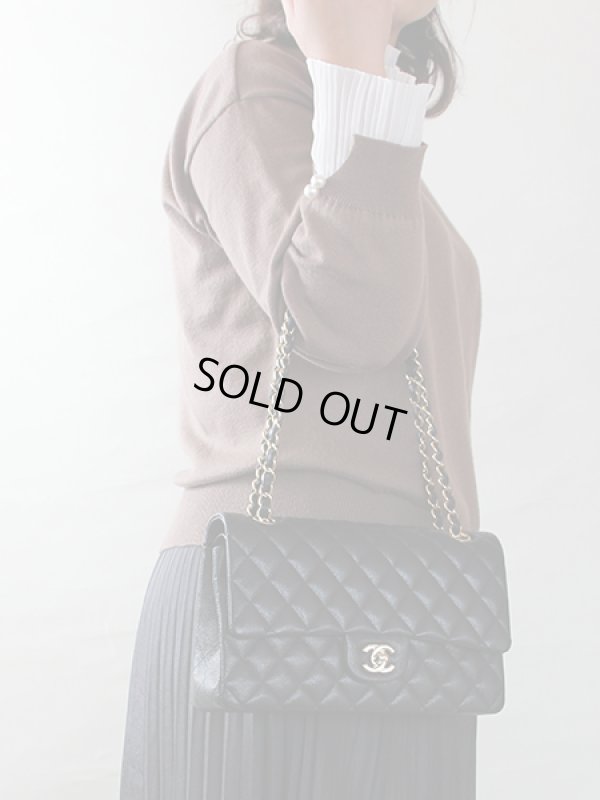 シャネル　マトラッセ Wチェーンショルダーバック ネイビー／ゴールド金具　持ったイメージ