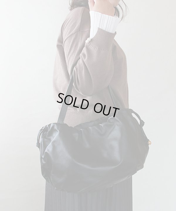 ボッテガヴェネタ ミディアム・ザ・バルブ 651812VCP408425 ブラック　持ったイメージ