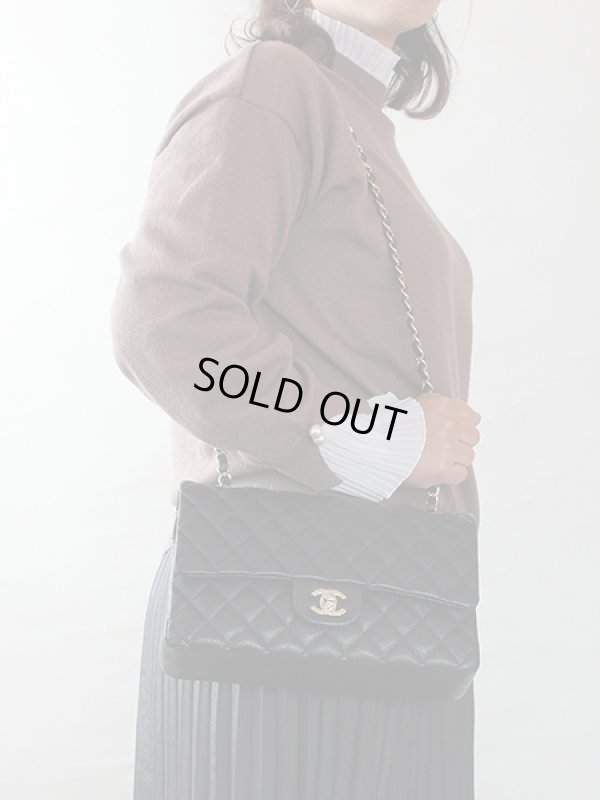 シャネル　マトラッセ Wチェーンショルダーバック ネイビー／ゴールド金具　掛けたイメージ