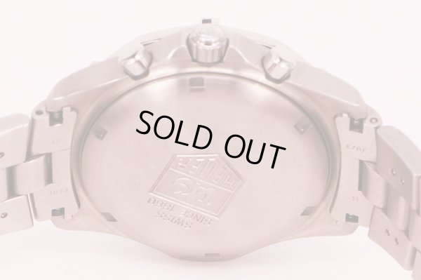 タグホイヤー　２０００エクスクルーシブ　クロノグラフ　ＣＮ１１１１　銀文字盤　裏面拡大