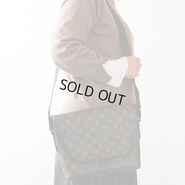 ルイ・ヴィトン　マグネティック・メッセンジャー M45557　掛けたイメージ