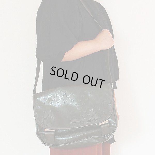 グッチ メッセンジャーバック 201732 520981 モスグリーン 掛けたイメージ