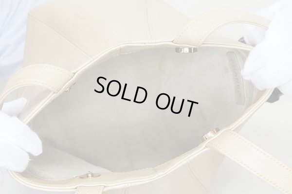 シャネル　ショルダートートバック ベージュ　内側には大小のシミが4箇所