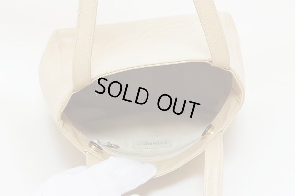 シャネル　ショルダートートバック ベージュ　中身