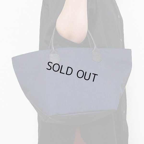 エルベシャプリエ レザーハンドル舟型トートM 1407C ネイビー 持ったイメージ