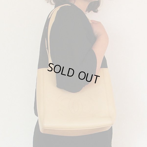 シャネル　ショルダートートバック ベージュ　掛けたイメージ